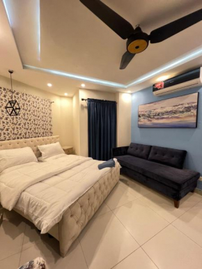 The Luxe Loft- Designer 1 bed Apt in Bahria ph 7